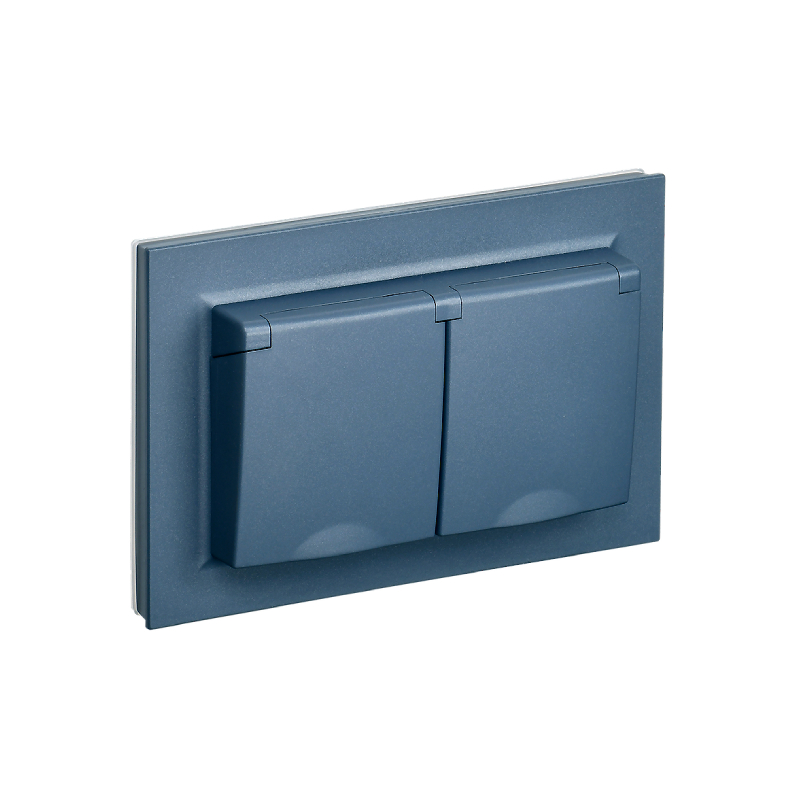 BRITE Розетка 2-местная с заземлением с защитными шторками и крышкой 16А в сборе IP44 маренго IEK